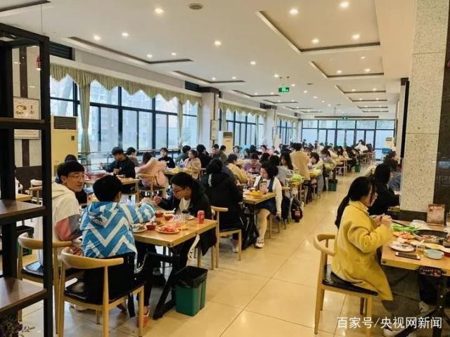 走了两万步，食堂给你打七五折 这场“步数换折扣”背后，藏着大学食堂怎样的破局之道？